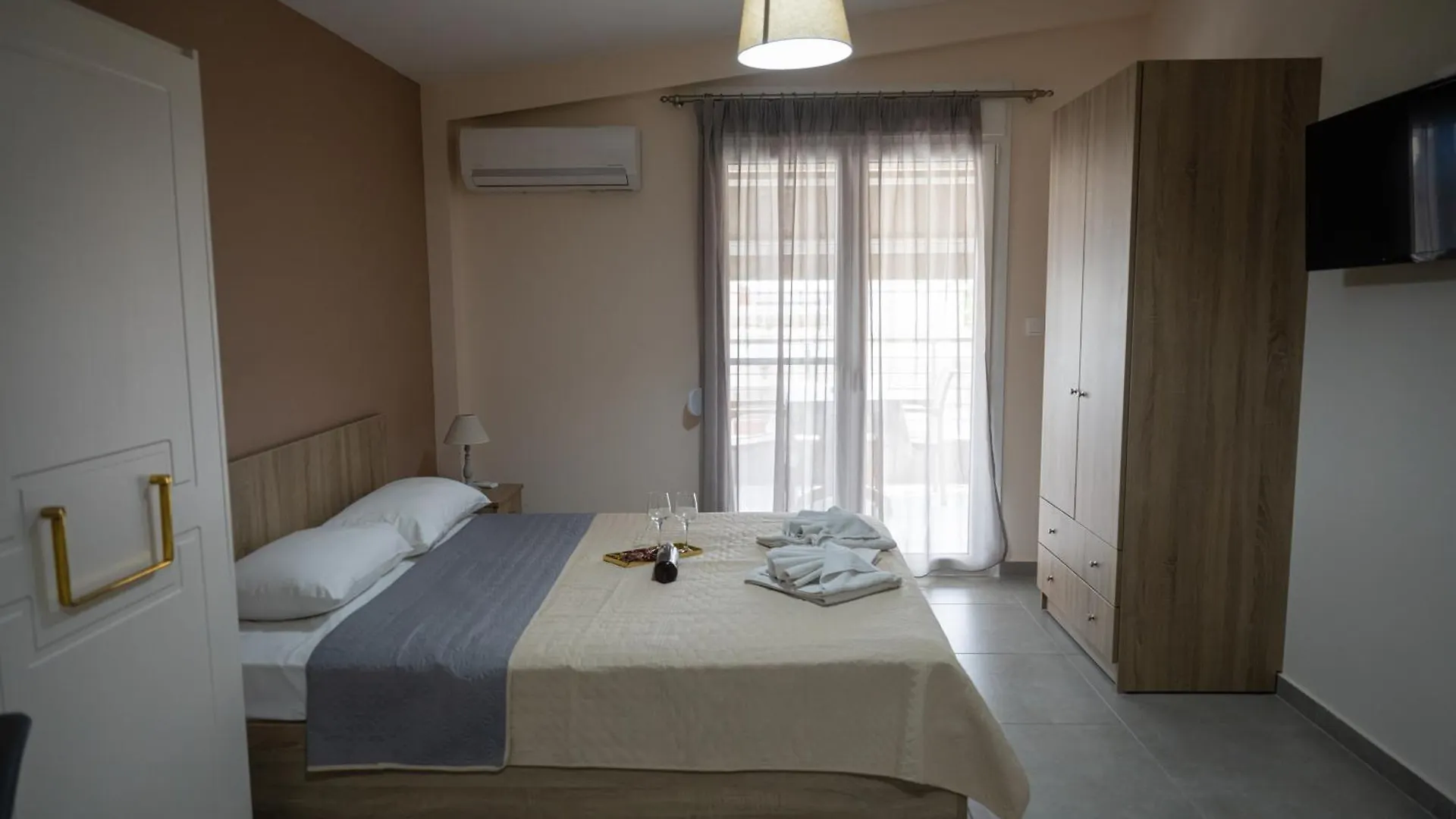 Theo And Irin'S Houses Flogita Apartament
